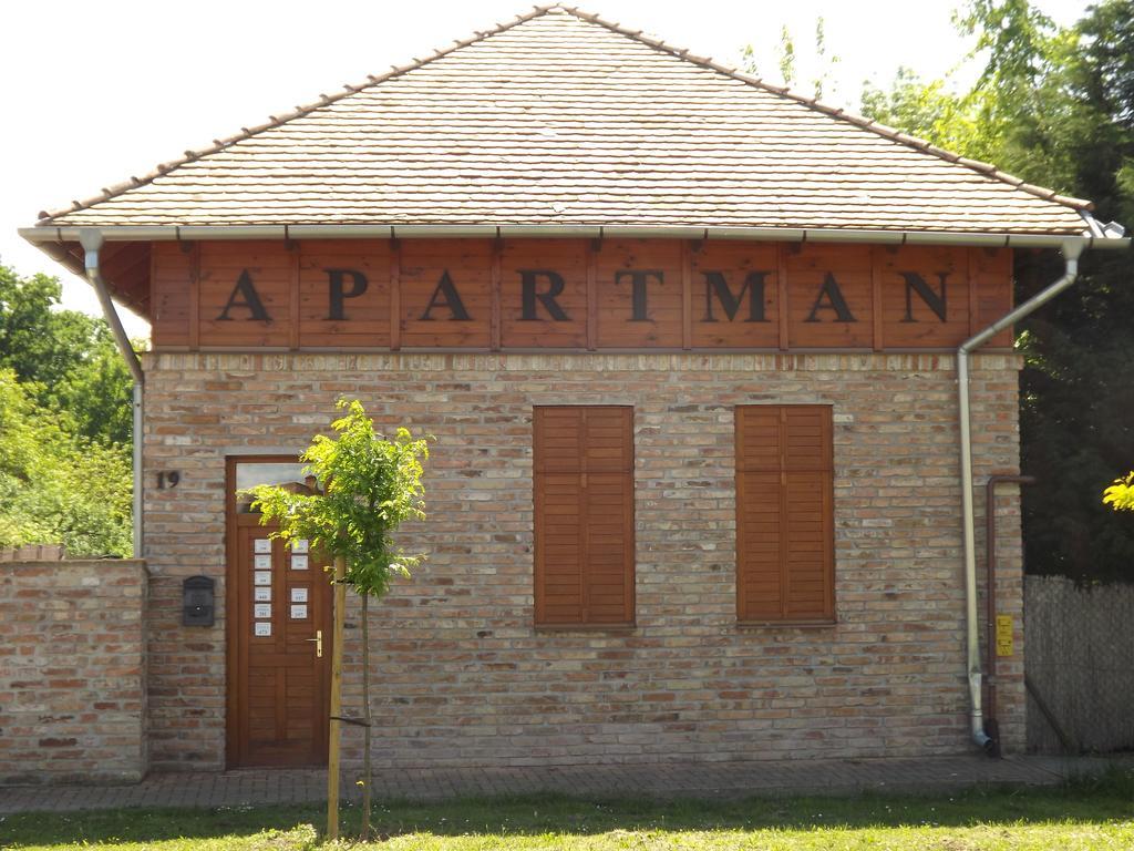 Gyulai-Fuerdo-Apartman Ii. الغرفة الصورة